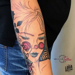 tatuaje_brazo_cara_chica_logiabarcelona_damaris_benito